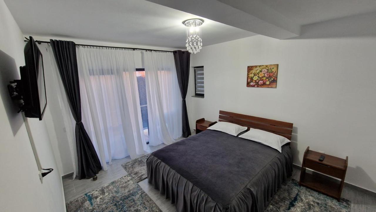 Casa De Vacanta Larisa โนวาชิ-สเตรยนี ภายนอก รูปภาพ