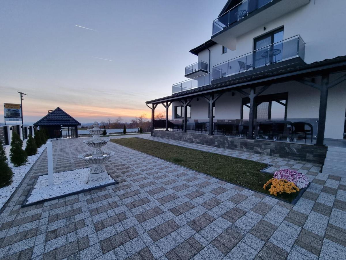 Casa De Vacanta Larisa โนวาชิ-สเตรยนี ภายนอก รูปภาพ