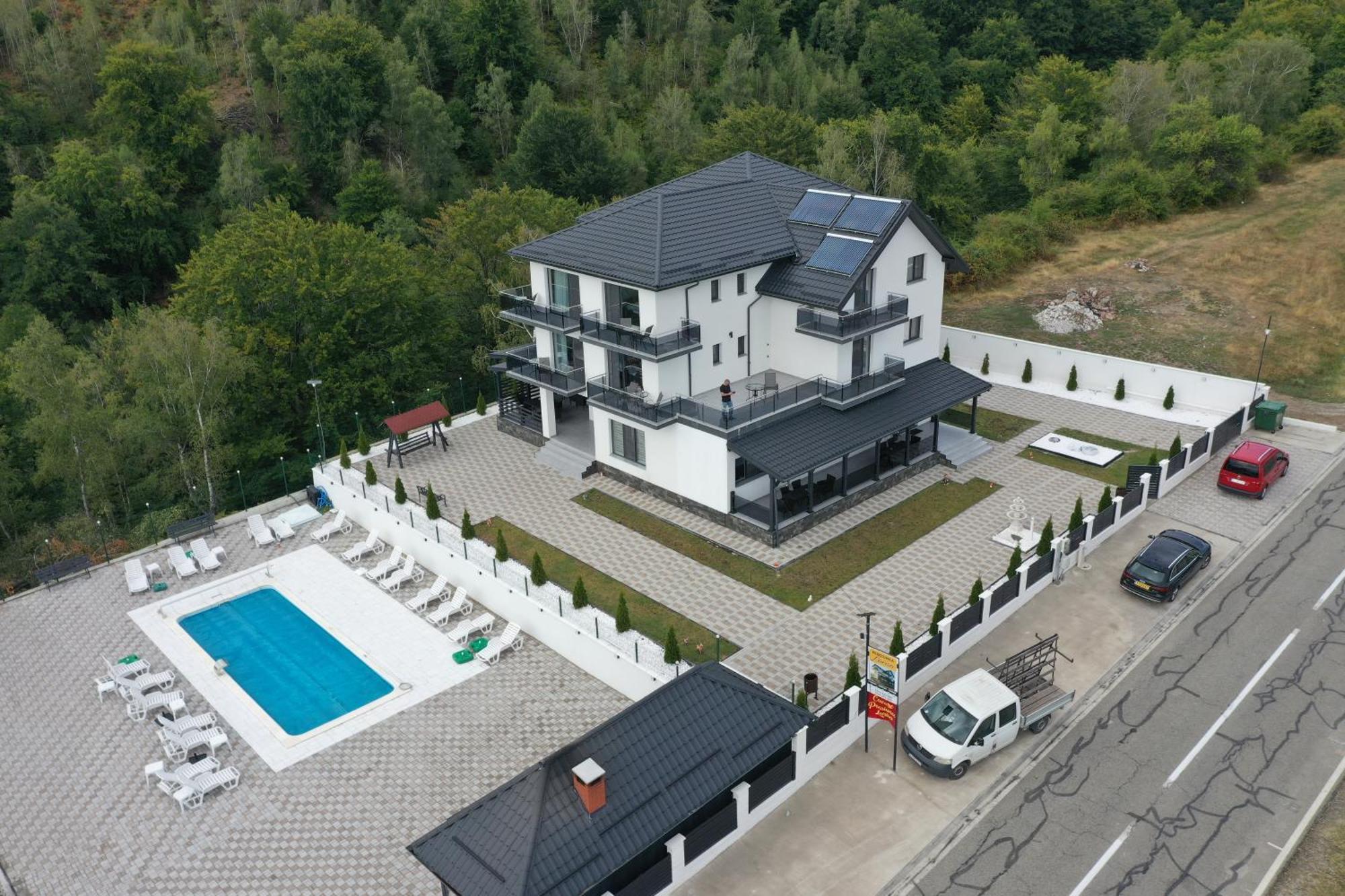 Casa De Vacanta Larisa โนวาชิ-สเตรยนี ภายนอก รูปภาพ